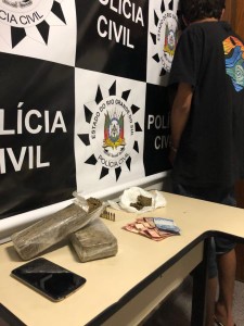 POLÍCIA APREENDE MACONHA E PRENDE ACUSADO DE TRÁFICO