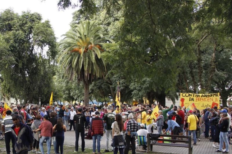 1 DE MAIO : TRABALHADORES FIZERAM MANIFESTAÇÕES E ORGANIZAM GREVE GERAL PARA JUNHO