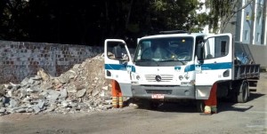 DENÚNCIA : Entulho de obras públicas descartado em área central