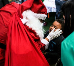 ABRIGOS - Crianças ganham festa de Natal