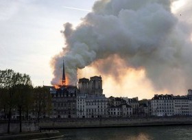 França pede doações e avalia danos na Notre-Dame