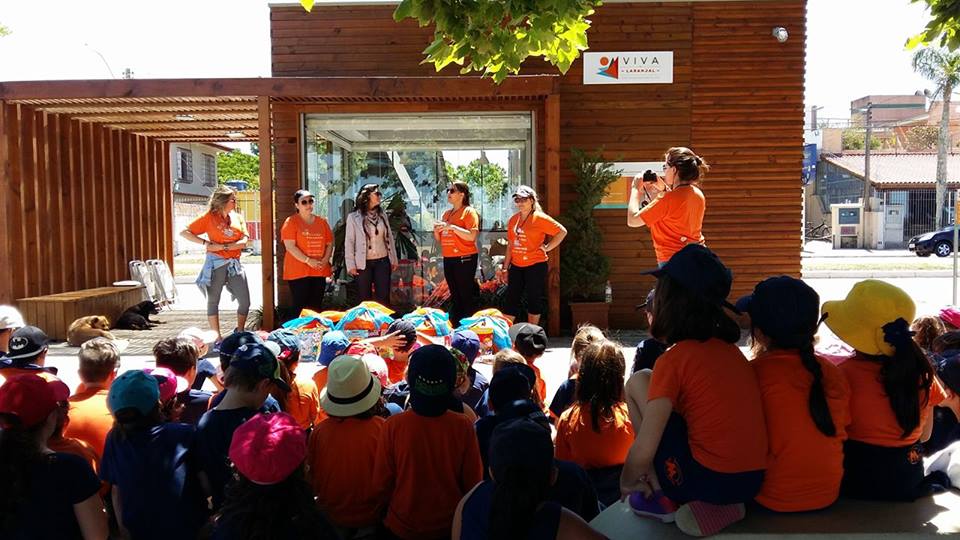 Leitura de Rua: alunos doam livros ao Quiosque Viva o Laranjal