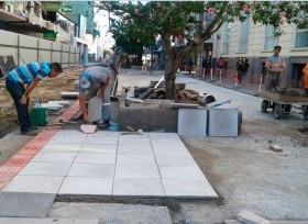 Começa a colocação do piso definitivo no Calçadão de Pelotas