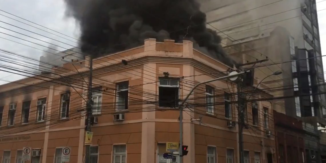 Incêndio atinge prédio histórico em Pelotas