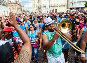 Blocos de Carnaval agitam o feriado em Pelotas