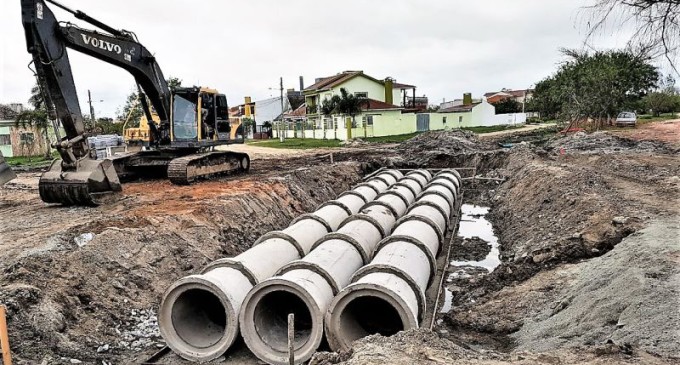 LARANJAL - Obra de drenagem da avenida Espírito Santo em fase final