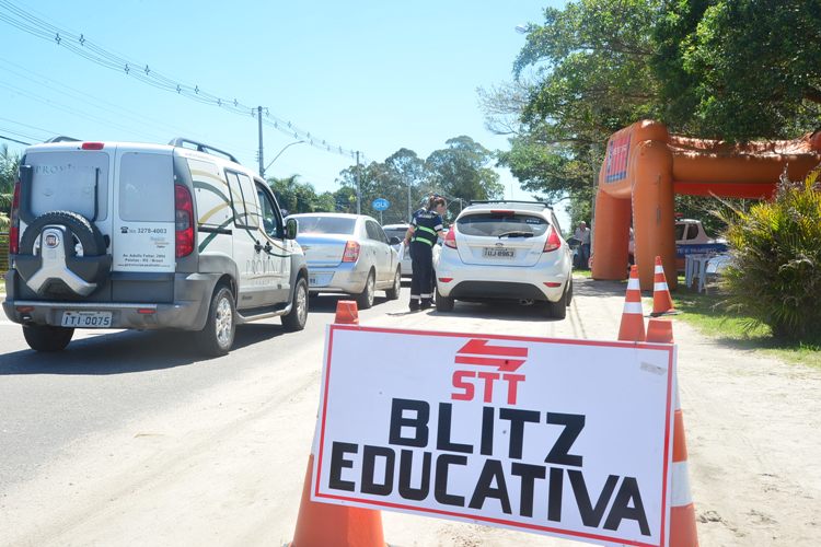 Blitz educativa conscientiza sobre mosquito da dengue e trânsito