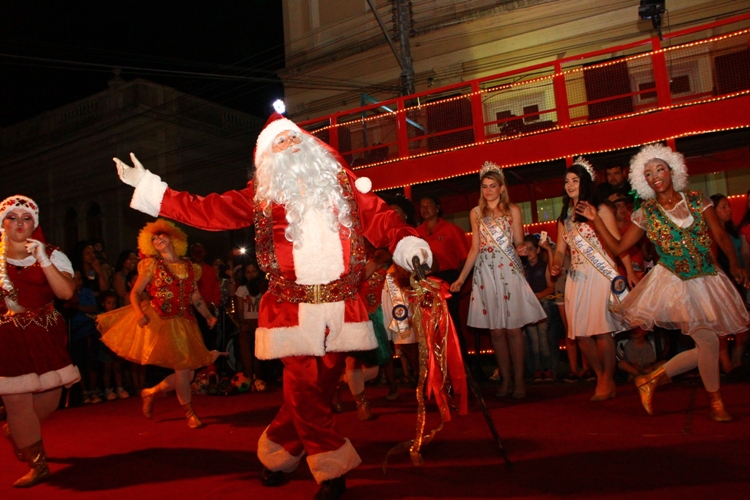Papai Noel emociona milhares no Largo do Mercado
