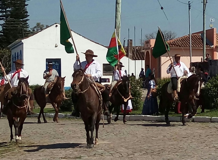 Prefeita recebe cavalarianas do grupo Joaquinas