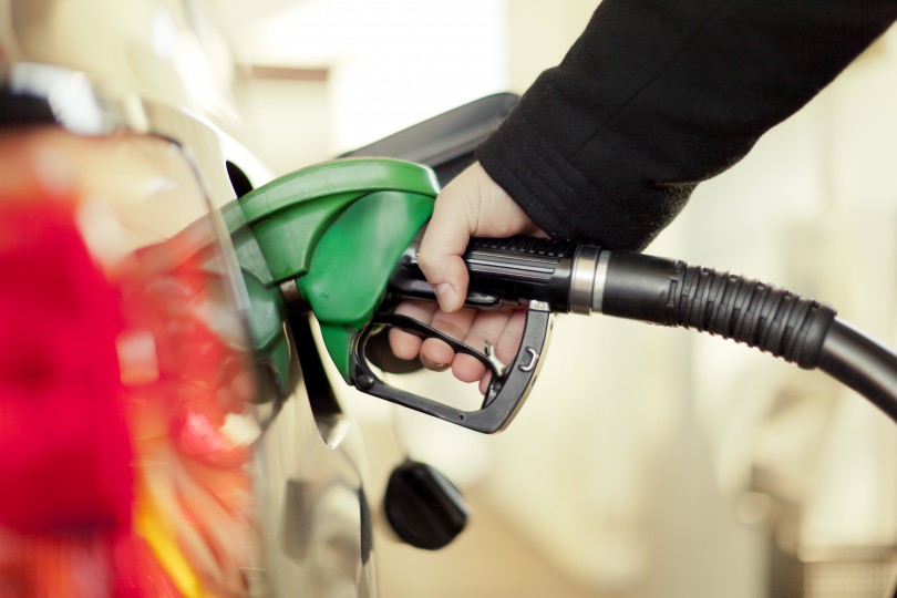 Preço médio da gasolina no posto cai quase 1 por cento; diz ANP