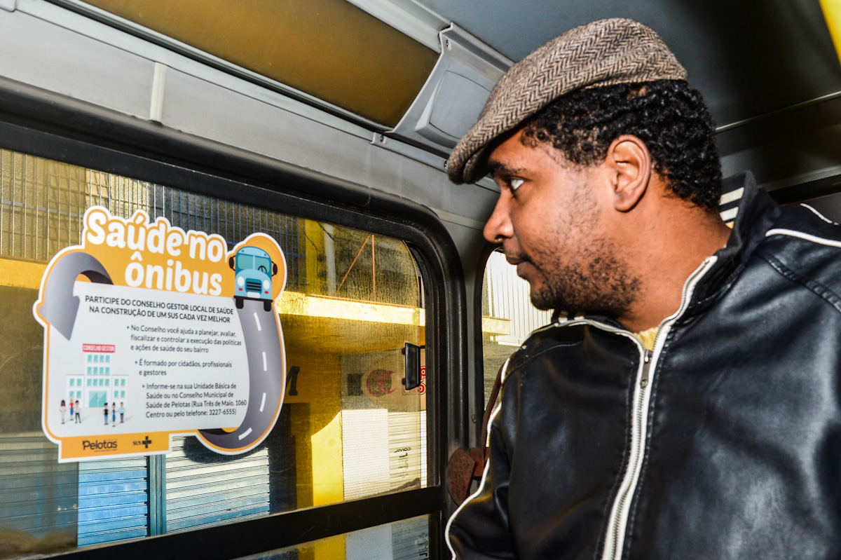 Projeto Saúde no Ônibus utiliza adesivos para promover a saúde