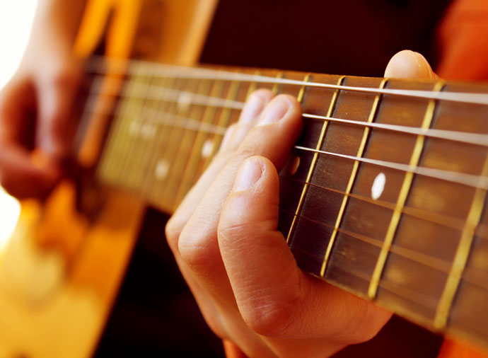 Projeto Conexão Azul oferece aulas gratuitas de violão