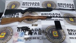 TRÁFICO : BRIGADA PRENDE TRIO COM ARMAS E ENTORPECENTES