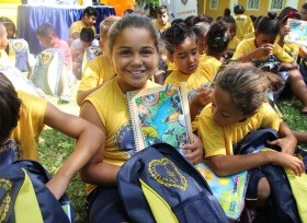 LBV entrega kits escolares para crianças em Pelotas