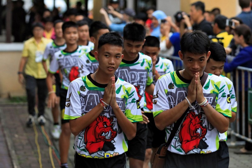 Meninos da caverna da Tailândia participam de cerimônia budista