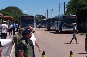 TRANSPORTE : RODOVIÁRIOS URBANOS REALIZARAM PROTESTO