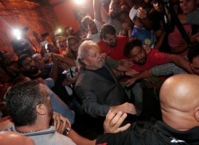 Lula deixa Sindicato dos Metalúrgicos e segue para o aeroporto de Congonhas