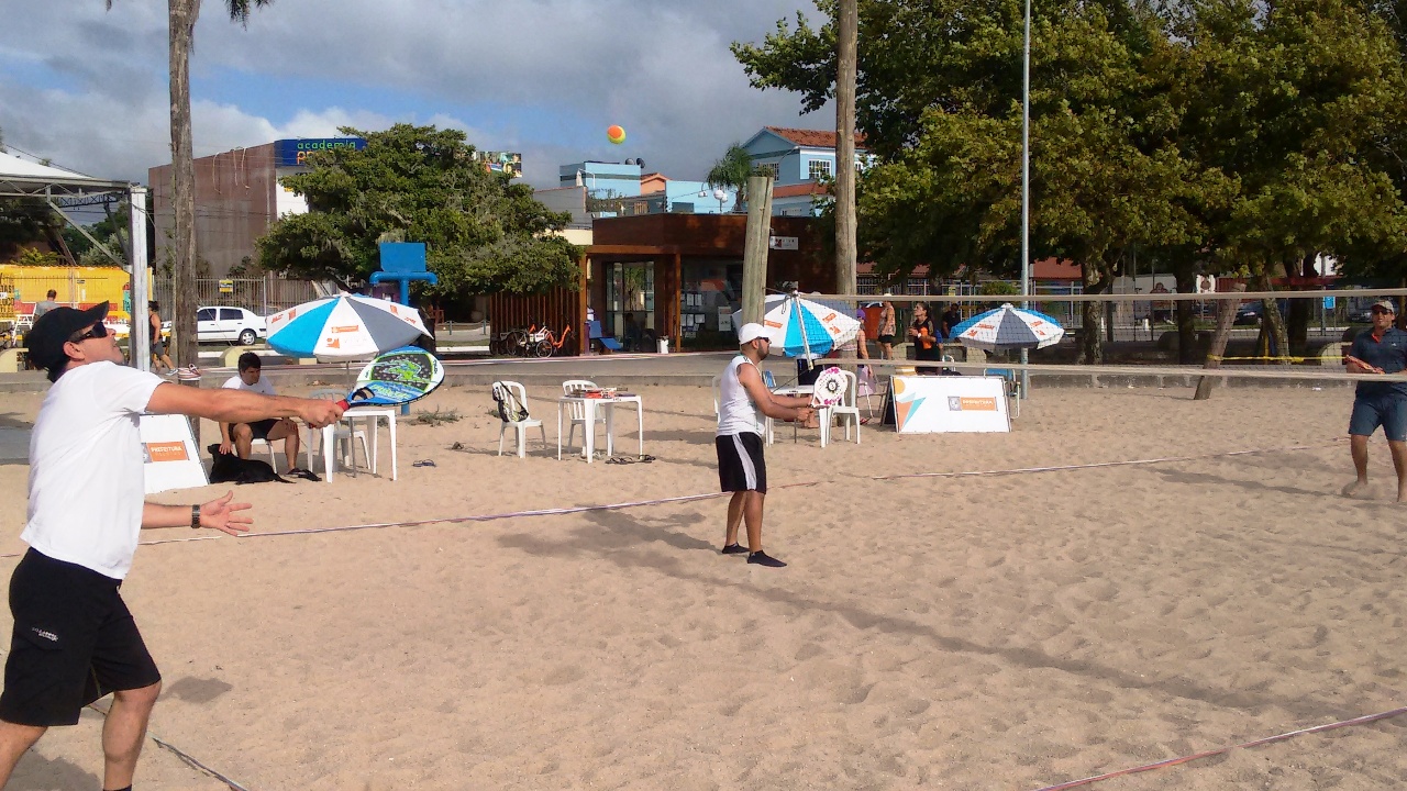 Disputas de beach tennis atraem grande público no Laranjal
